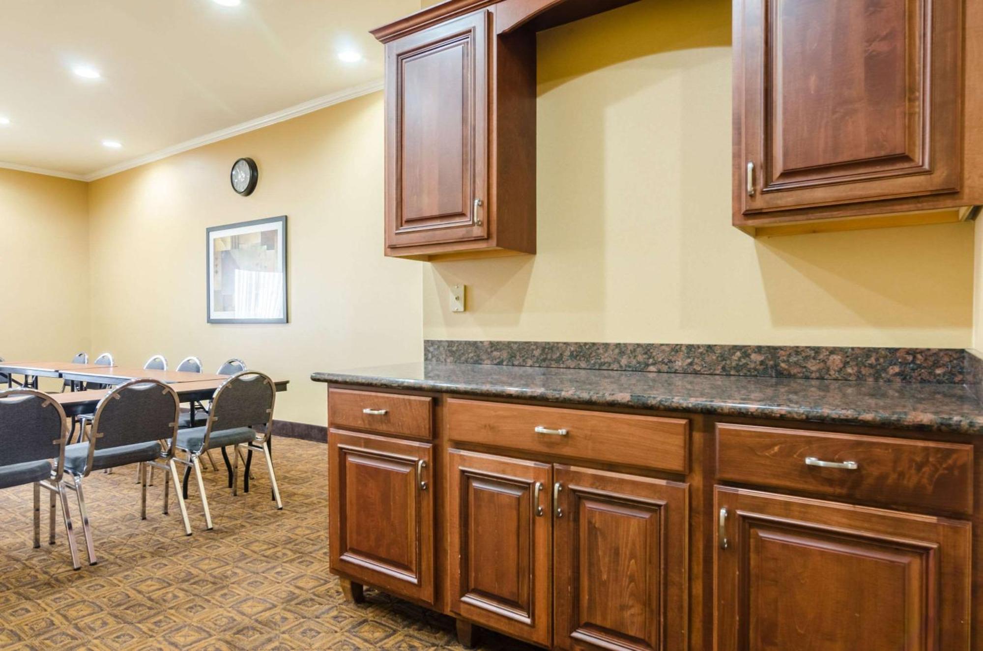 Comfort Suites Salina South Εξωτερικό φωτογραφία